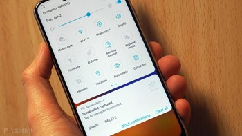 Ini adalah penampilan dari bar notifikasi di Zenfone 5. Tepat di bagian atas, terlihat ada informasi jam dan baterai di samping kanan, serta notifikasi di samping kiri. (pocket-lint)