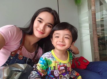 Kebersamaan si Mamah Muda Faby Marcelia dan Jagoan Ciliknya