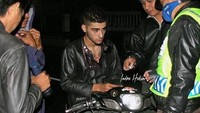 Ingat saat bawa motor jangan lupa pakai helm agar tak ditilang seperti Zayn Malik. (Dok. Instagram/indra.hakim)