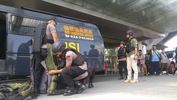 Aksi tim Jibom Gegana Sat Brimob Polda Jawa Tengah di Semarang.