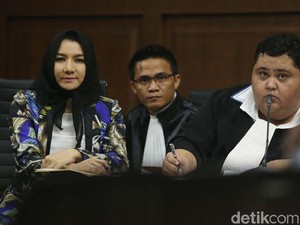 Saksi Akui Terima Uang untuk Diserahkan ke Bupati Rita