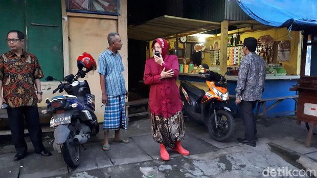 Gaya Risma Saat Sidak Saluran Air: Berkebaya dan Bersepatu Both