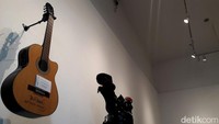 Sempat terjadi beberapa kali penawaran terhadap gitar milik Budi Karya tersebut, hingga akhirnya pemandu lelang tersebut melepas gitar Elek Yo Band kepada salah seorang pria bernama James. Maulan Gibrani/detikcom.