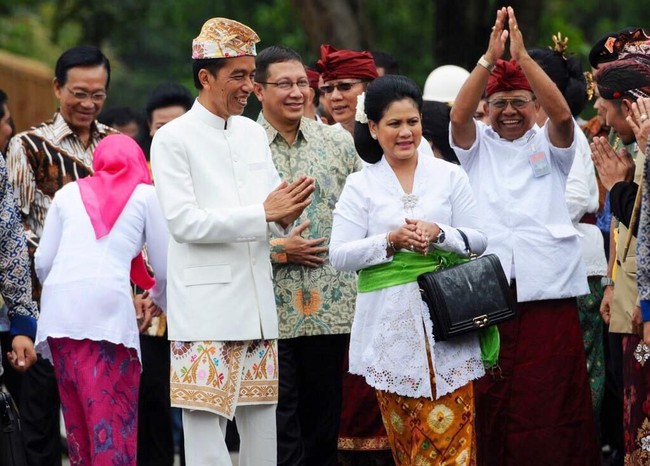 Menghadiri perayaan Nyepi di Candi Prambanan, Yogyakarta, pada 2015, Presiden Jokowi dan Iriana kompak berbusana adat Bali. Dan pada momen itu Iriana terlihat membawa tas ikan pari buatan lokal. Foto: Dok. AFP, Istimewa