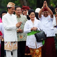 Menghadiri perayaan Nyepi di Candi Prambanan, Yogyakarta, pada 2015, Presiden Jokowi dan Iriana kompak berbusana adat Bali. Dan pada momen itu Iriana terlihat membawa tas ikan pari buatan lokal. Foto: Dok. AFP, Istimewa