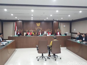 Eks Ketua PT Manado Didakwa Terima Duit Suap SGD 120 Ribu