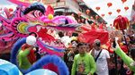 Foto: Wanita Pembawa Naga di Cap Go Meh Singkawang