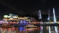 Clarke Quay berada di alamat 3 River Valley Road, tepatnya di pinggir sungai Singapura. Saat malam tiba, geliat wisata malam pun mulai nampak. (Bonauli/detikTravel)