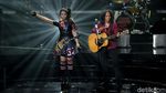 Aksi Lucu Via Vallen dan Slank