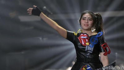 Aksi Lucu Via Vallen dan Slank