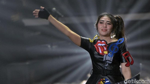 Aksi Lucu Via Vallen dan Slank