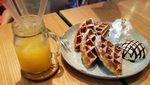 Menikmati Sepiring, Waffle Ditemani dengan Domba Menggemaskan di Kafe Ini