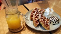 Kafe ini terkenal dengan waffle-nya yang memiliki tekstur renyah di luar dan lembut di dalam. Disajikan dengan es krim dan whipped cream. Foto: Istimewa