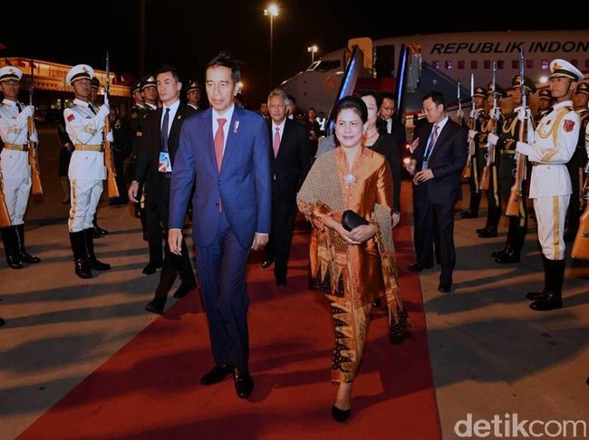 Pada kesempatan berbeda saat mendampingi Jokowi menghadiri KTT Obor di Beijing pada Mei 2017, Iriana kembali memakai tas Lungsin yang berbahan kain songket Minang. Iriana memadukannya dengan kebaya dan kain batik berwarna oranye. Foto: dok. Detikcom