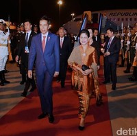 Pada kesempatan berbeda saat mendampingi Jokowi menghadiri KTT Obor di Beijing pada Mei 2017, Iriana kembali memakai tas Lungsin yang berbahan kain songket Minang. Iriana memadukannya dengan kebaya dan kain batik berwarna oranye. Foto: dok. Detikcom