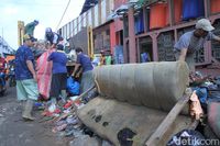 Aneka Sampah Usai Banjir di Bandung: Ada Kasur hingga Kursi
