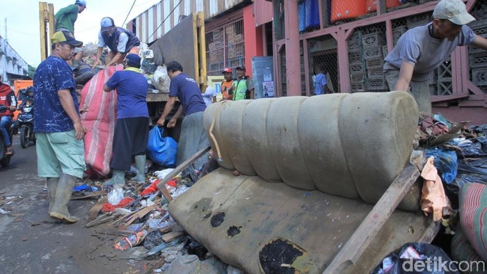 Aneka Sampah Usai Banjir di Bandung: Ada Kasur hingga Lemari