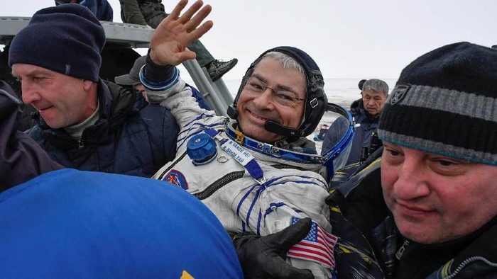 Ground personnel carry astronaut Mark Vande Hei of the U.S. after the Soyuz MS-06 capsule landed in a remote area outside the town of Dzhezkazgan (Zhezkazgan), Kazakhstan, February 28, 2018.  REUTERS/Alexander Nemenov/Pool