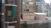 Hal serupa dialami traveler dengan akun Louisa32 yang menginap di Silken Concordia Hotel di Barcelona. Ia mendapat kamar dengan jendela yang tidak bisa ditutup, pemandangan gedung dan berisik. (Tripadvisor)
