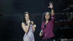 Aksi Nyeker Sophia Latjuba saat Duet Bareng Slank