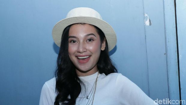 Indah Permatasari pacaran dengan Arie Kriting