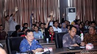 Sejumlah mahasiswa memberikan pertanyaan kepada Oesman Sapta Odang.