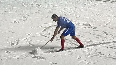 Cuaca Buruk di Sepakbola: Pemain Kerja Bakti sampai Tertimpa Billboard