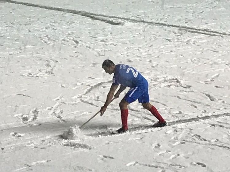 Cuaca Buruk di Sepakbola: Pemain Kerja Bakti sampai Tertimpa Billboard