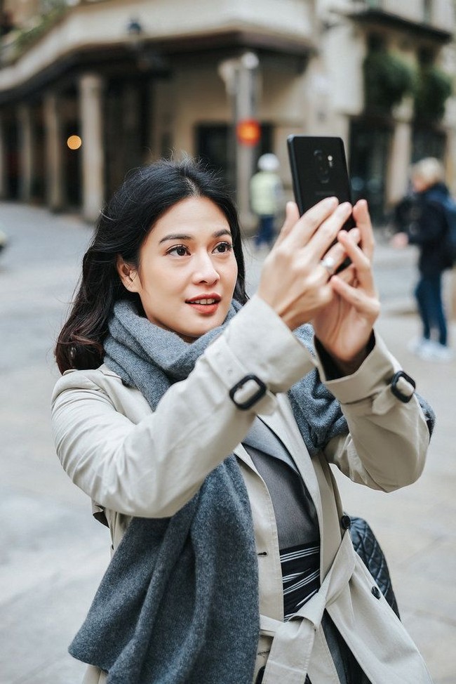 Dian Sastrowardoyo jadi salah satu artis Tanah Air yang peduli terhadap pendidikan anak bangsa. Ia mendirikan yayasan Dian Sastrowardoyo yang menyalurkan berbagai bantuan berupa fasilitas beasiswa hingga keperluan pendidikan lainnya untuk anak-anak kurang mampu. Foto: Samsung