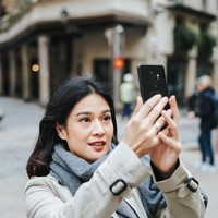 Dian Sastrowardoyo jadi salah satu artis Tanah Air yang peduli terhadap pendidikan anak bangsa. Ia mendirikan yayasan Dian Sastrowardoyo yang menyalurkan berbagai bantuan berupa fasilitas beasiswa hingga keperluan pendidikan lainnya untuk anak-anak kurang mampu. Foto: Samsung