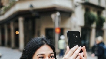 Setelah dirilis 26 Februari lalu, Dian Sastro sempat menjajal Galaxy S9+ sembari berkeliling kota Barcelona. Foto: Samsung