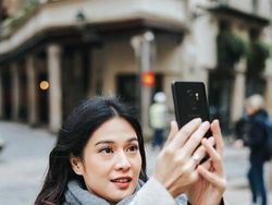 Kala Dian Sastro Berkencan dengan Galaxy S9+