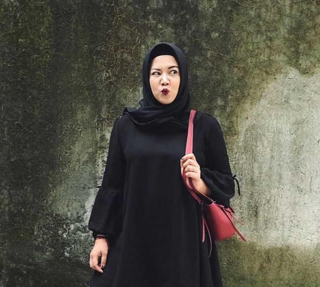 Meski punya kemampuan melihat makhluk ghaib, Risa Saraswati tidak menyeramkan. Ia justru dikenal humoris dan sering membuat orang tertawa. Foto: Instagram Risa Sarasvati