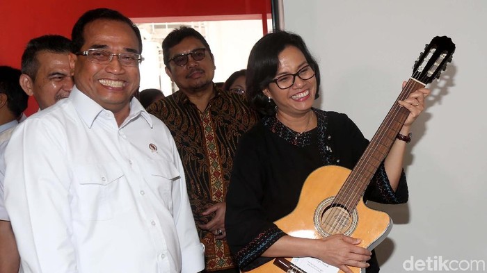 Menteri Keuangan Sri Mulyani dan Menteri Perhubungan Budi Karya Sumadi melihat koleksi yang bakal dilelang di Galeri Nasional, Jakarta, Rabu (28/2/2018). Ia tampak semringah.