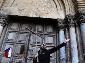 Foto: Aksi Protes di Gereja Makam Kudus yang Dibuka Kembali Hari Ini