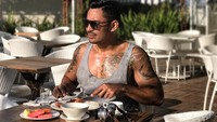 Bikin cewek-cewek terpesona. Sedang jalan-jalan ke Bali, Robby Purba menikmati makanan di salah satu hotel di kawasan Seminyak, Bali. Foto: Instagram @robbypurba