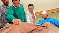 Kedatangan Imam untuk melihat perkembangan kesehatan Dewi. Saat dikunjungi, Dewi masih terbaring di tempat tidur dengan mengenakan pakaian pasien berwarna biru muda dan tubuhnya ditutupi selimut berwarna coklat. Sementara itu, kepala, kedua kaki, dan paha sebelah kanan Dewi masih diperban.