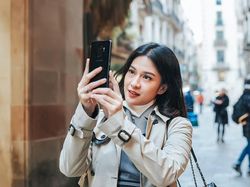 Kala Dian Sastro Berkencan dengan Galaxy S9+