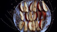 Sering kali apel dibuang jika bagian dalamnya sudah mulai kecokelatan, padahal buah apel ini masih aman dan bagus untuk dikonsumsi. Foto: Instagram @uglyproduceisbeautiful