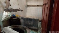 Salah satunya yaitu Sumur Dalem dan Sumur Kejayaan. Khasiatnya berbeda-beda, intinya untuk pengobatan. (Sudirman/detikTravel)