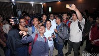 Para mahasiswa foto bersama dengan Oesman Sapta Odang.