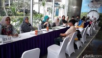 Sejak pagi, jemaah Ustaz Yusuf Mansur sudah memadati kantor pusat PT Bank Muamalat Tbk. Calon nasabah pun disambut oleh deretan customer service (CS).