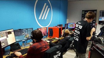 Samuel Hibbert, Jay Smith, Tom Leigh, dan James Williams secara bersama-sama memainkan game Overwatch selama 24 jam 14 detik sekaligus mencetak rekor dunia. Foto: Internet
