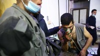 Seorang pria mendapatkan perawatan. REUTERS/Bassam Khabieh.