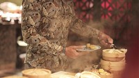Sedang berada di salah satu hotel bintang 5 di Jakarta, aktor sekaligus presenter kondang ini terlihat sedang menikmati dimsum. Enak ya! Foto: Instagram @robbypurba