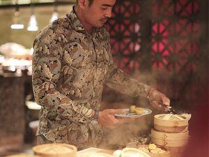 Gemar Kulineran, Robby Purba Cicip Es Cincau Jahe hingga Dimsum
