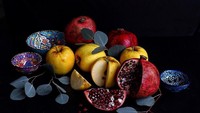Sarah cenderung memilih buah dan sayuran yang berwarna-warni untuk foto dan dihiasi dengan bunga kering. Foto: Instagram @uglyproduceisbeautiful