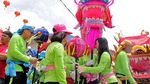Foto: Wanita Pembawa Naga di Cap Go Meh Singkawang