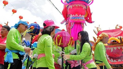 Foto: Wanita Pembawa Naga di Cap Go Meh Singkawang