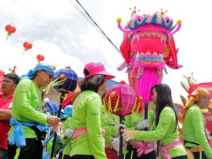Foto: Wanita Pembawa Naga di Cap Go Meh Singkawang